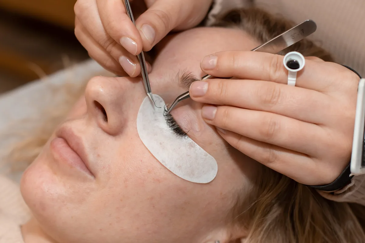 Wimperbehandeling in een salon, brandingfotografie
