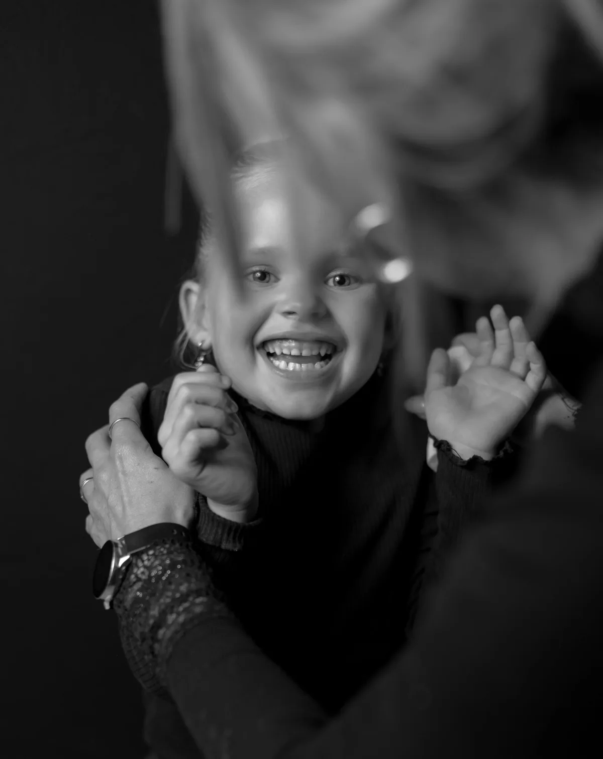 Zwart-wit foto van een lachend meisje met haar moeder