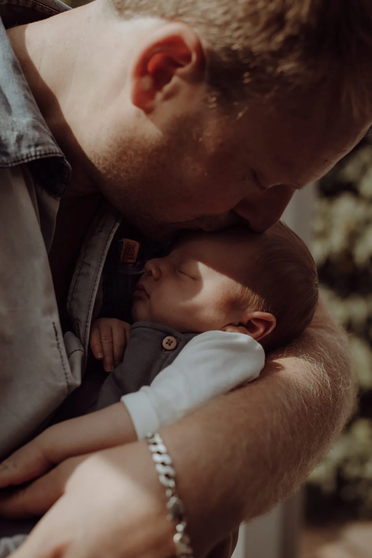 Newborn baby in de handen van vader