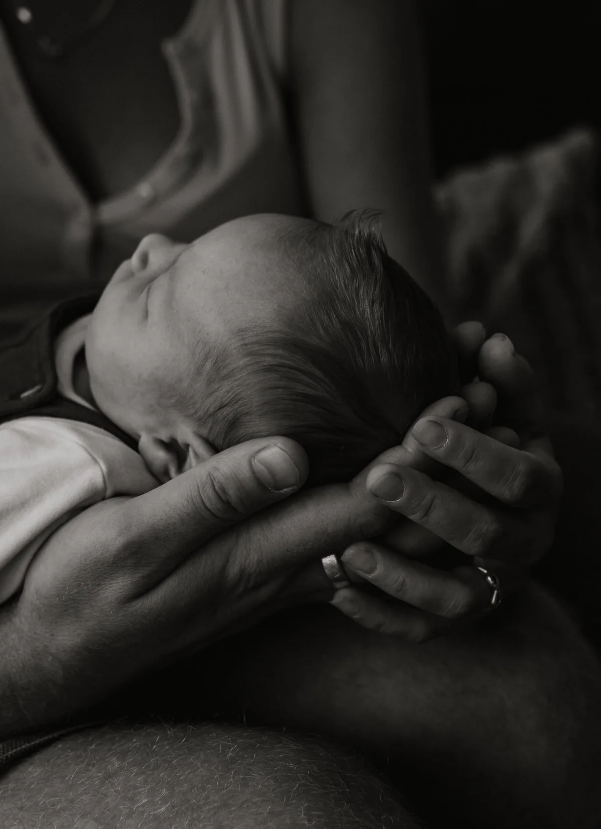 Zwart-wit detailfoto van een newborn baby