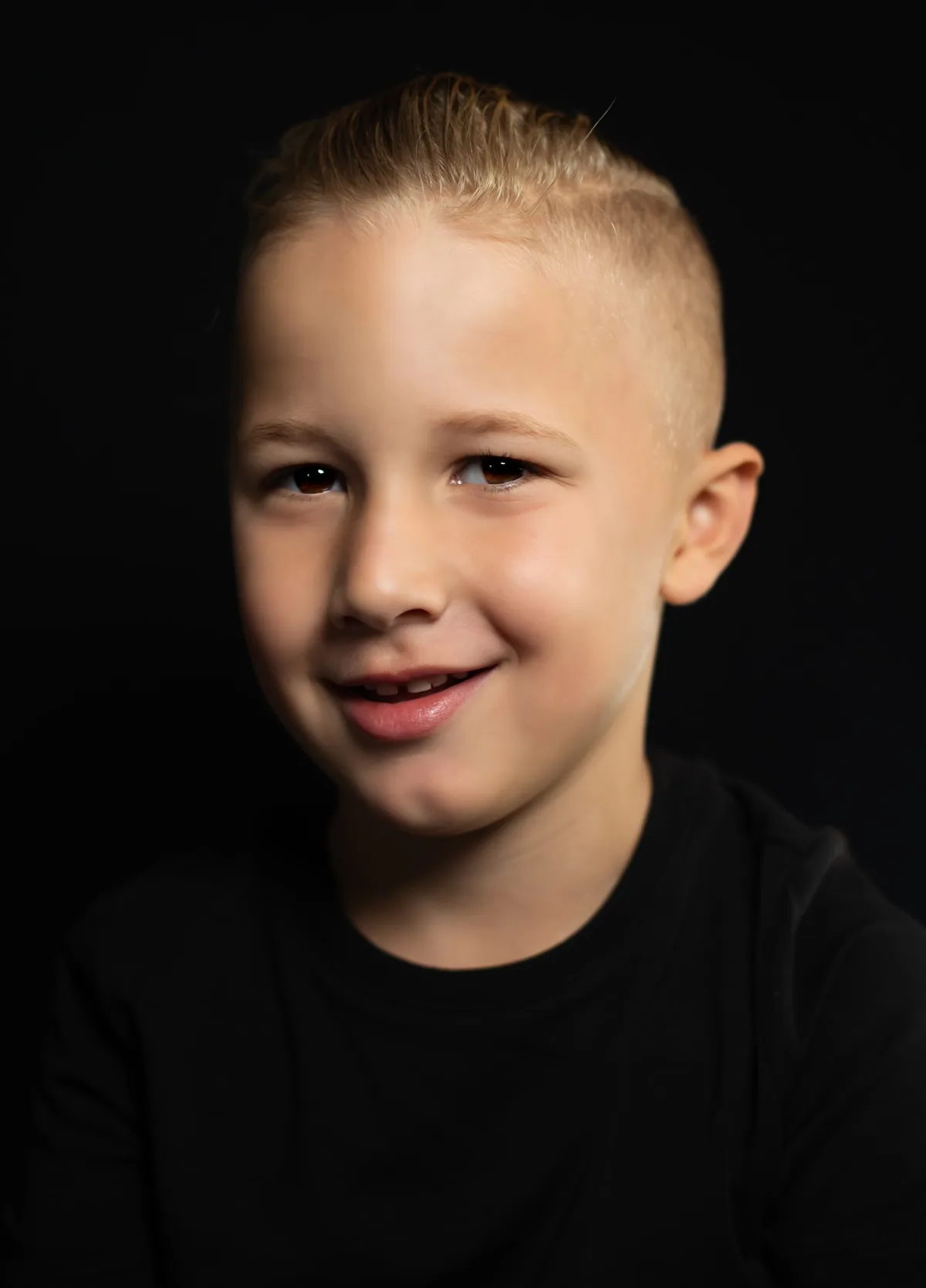 Lachende jongen tijdens een portretshoot