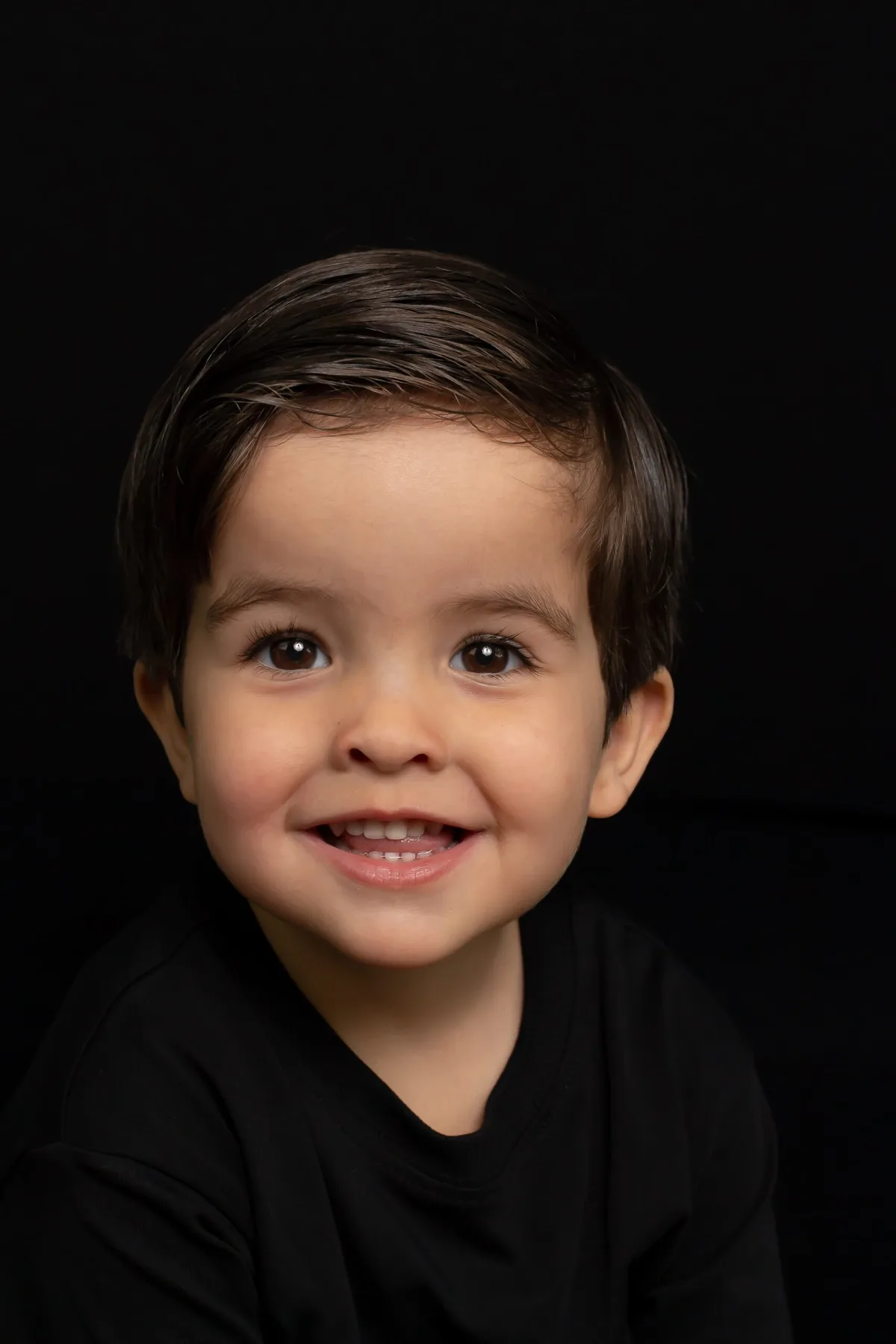 Kinderportret in de studio met donkere achtergrond