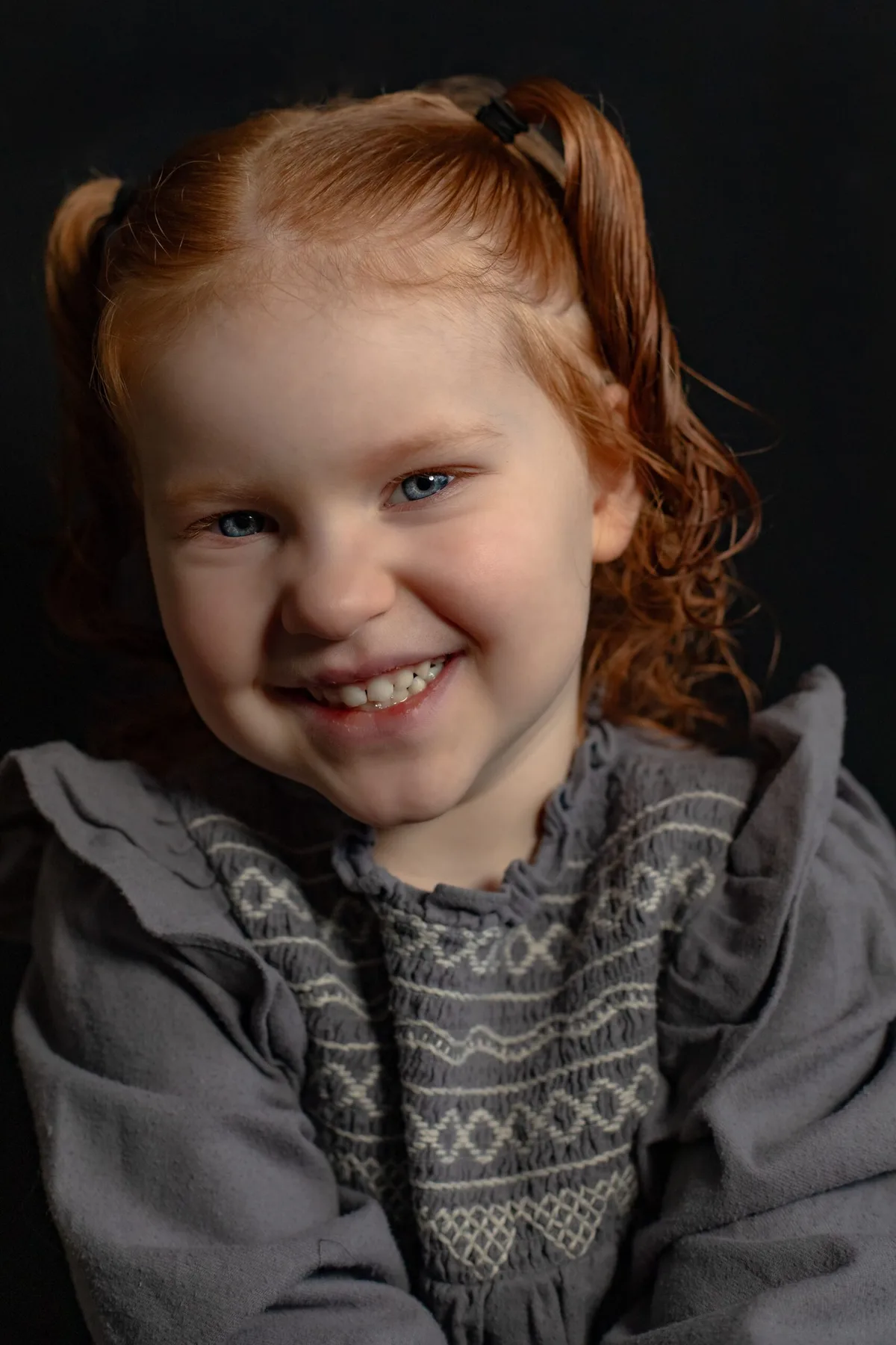 Portret van een roodharig meisje in de studio